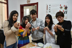 留学生包饺子感受“中国味道”