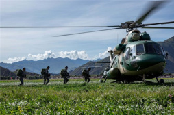 海拔4000米：西藏军区组织成建制伞降训练