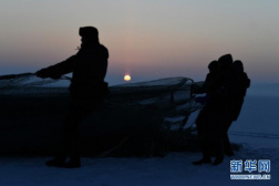 新疆乌伦古湖迎来“冬捕”季